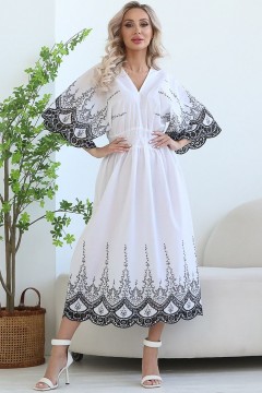 Платье белого цвета с контрастной вышивкой Wisell