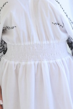 Платье белого цвета с контрастной вышивкой Wisell(фото3)