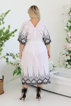 Платье белого цвета с контрастной вышивкой Wisell(фото4)